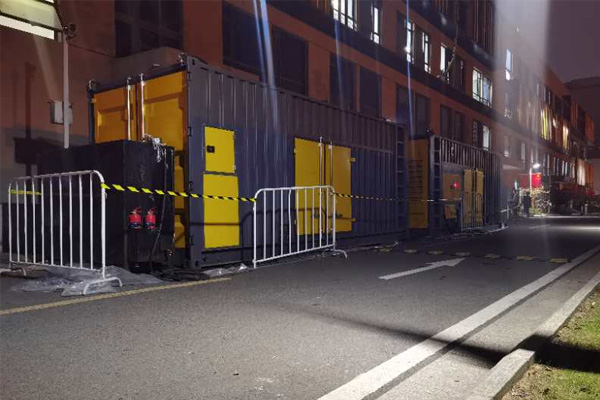 柳南柴油发电机组的输出电压是如何调节的？